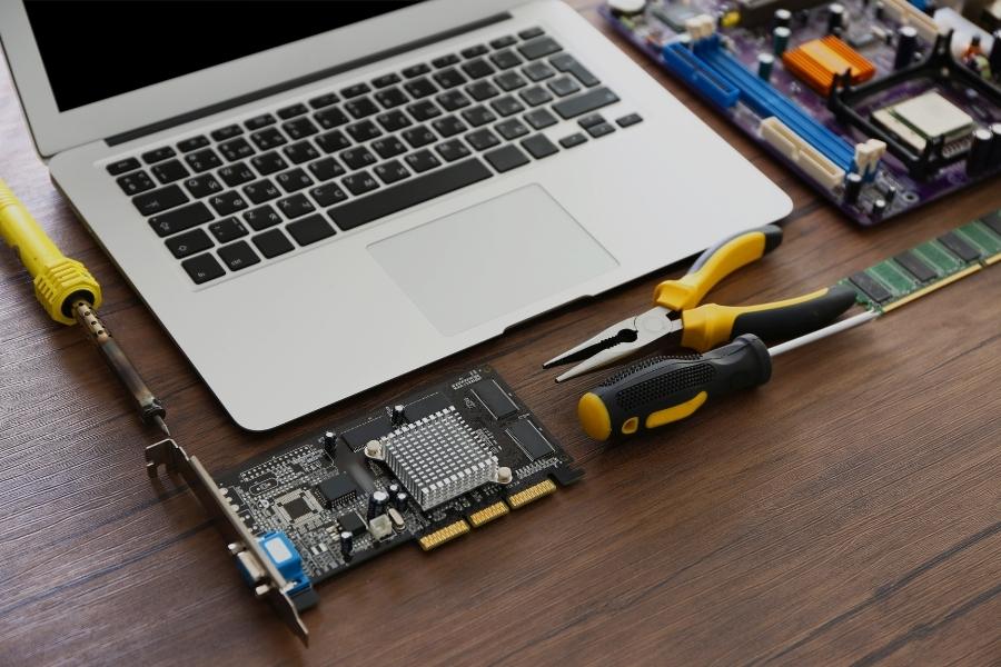 Silver iPhone with cracked screen